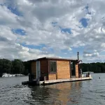 Gemütliches Hausboot mit Kamin in Berlin