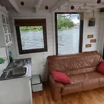 Gemütliches Hausboot mit Kamin in Berlin