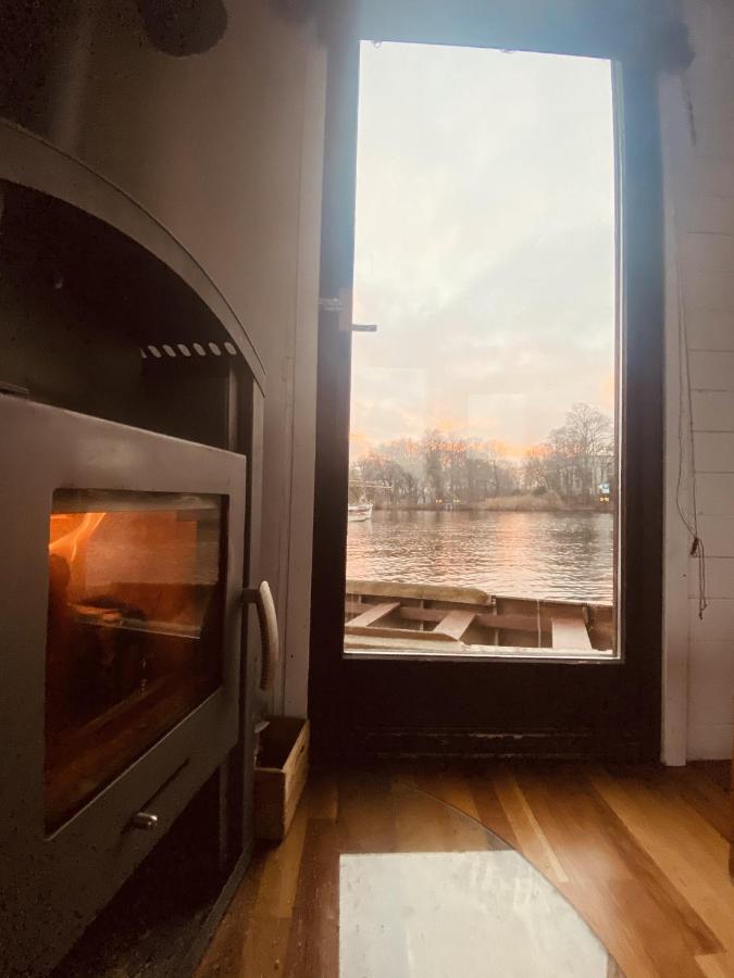 Gemütliches Hausboot Mit Kamin In Botel Berlin
